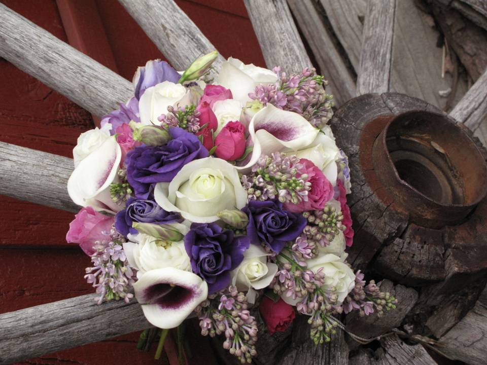 white and purple wedding flowers